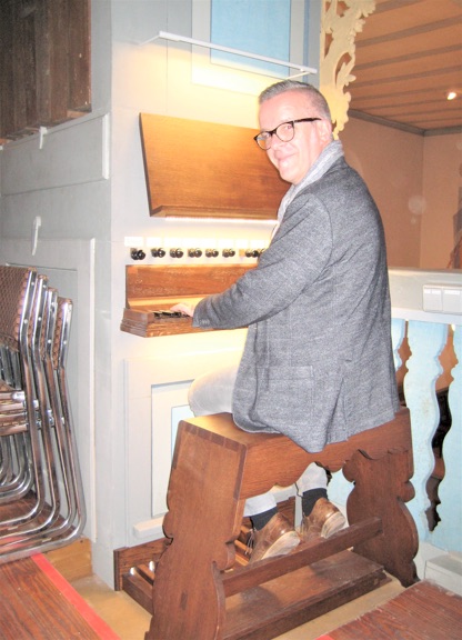 Welche Klangvielfalt in der kleinen Orgel steckt, zeigte Rainer Groß beim Konzert. Foto: A. Krollmann