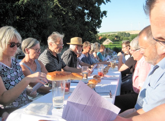 Glieder aus allen vier Kirchengemeinden des Kettenheimer Grundes und Gäste von außerhalb kamen beim Feierabend-Gottesdienst am 8. Juli vor der Kirche in Esselborn zusammen. So feierlich, bunt, lebendig und einladend kann Kirche sein.