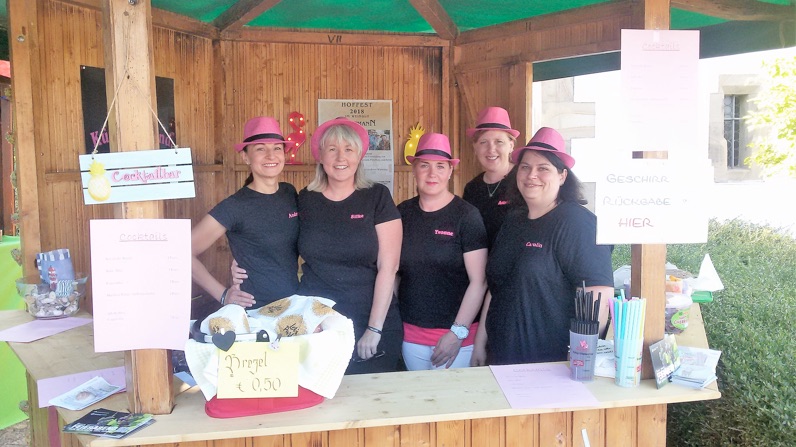 Am Cocktailstand versüßten Getränke wie „Pina Colada“ und „Swimmingpool“ den Feierabend – gemixt und verkauft von freundlichen Damen im smarten Einheitslook. Am Cocktailstand versüßten Getränke wie „Pina Colada“ und „Swimmingpool“ den Feierabend – gemixt und verkauft von freundlichen Damen im smarten Einheitslook.