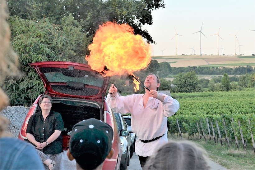 Mit gereinigtem Drachenblut und dem gemeinsamen Ruf „Feuerabend“ aus dem Mund aller vor dem Kirchplatz versammelten Zuschauer begann der Feuerspucker seine Darbietung. 