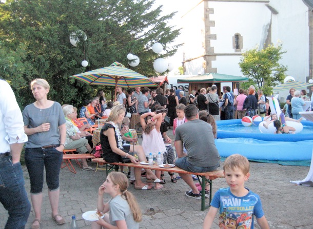 Das Wetter spielte auch am Sonntagabend mit und lud große und kleine Besucher zum Verweilen auf dem Kirchengelände ein. Das Wetter spielte auch am Sonntagabend mit und lud große und kleine Besucher zum Verweilen auf dem Kirchengelände ein.