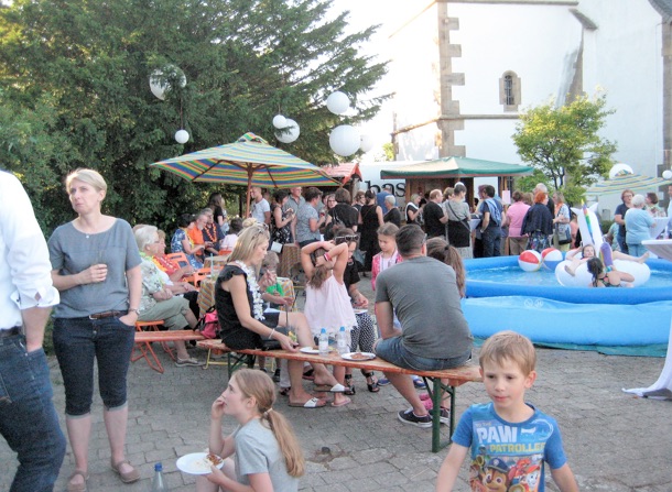 Das Wetter spielte auch am Sonntagabend mit und lud große und kleine Besucher zum Verweilen auf dem Kirchengelände ein.