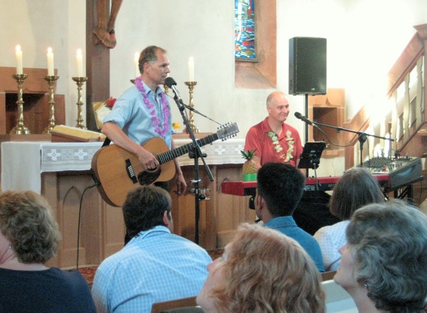 Mit kunstvollen künstlichen Haweiblütenketten wurden am Eingang zur Feierabendkirche die Besucher begrüßt. Das Konzert genoss das Publikum in einer gut gefüllten Kirche bei bester Stimmung.