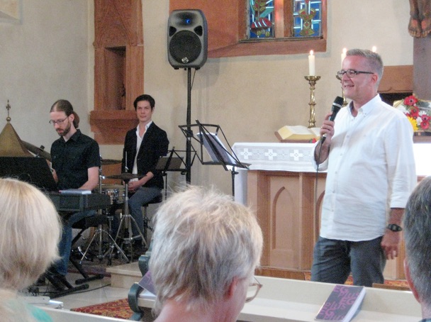 Schwungvoll rhythmisch begleitet von den Instrumenten, gekonnt geführt vom Gesang des Dekanatskantors arbeitete sich die singende Gemeinde gut gelaunt und interessiert durchs neue Gesangbuch. Schwungvoll rhythmisch begleitet von den Instrumenten, gekonnt geführt vom Gesang des Dekanatskantors arbeitete sich die singende Gemeinde gut gelaunt und interessiert durchs neue Gesangbuch.