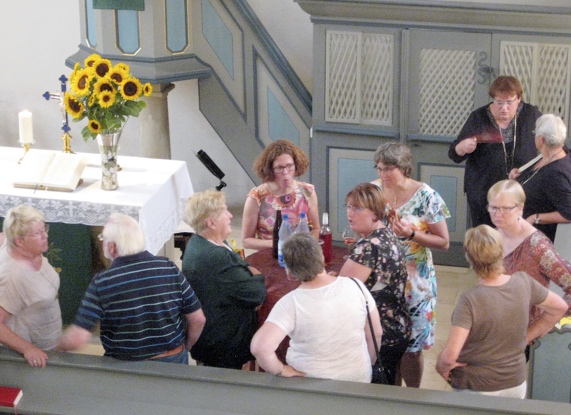 Nach dem Konzert blieben die meisten noch auf ein Schwätzchen bei Salzgebäck und kühlen Getränken in der Kirche. Nach dem Konzert blieben die meisten noch auf ein Schwätzchen bei Salzgebäck und kühlen Getränken in der Kirche.