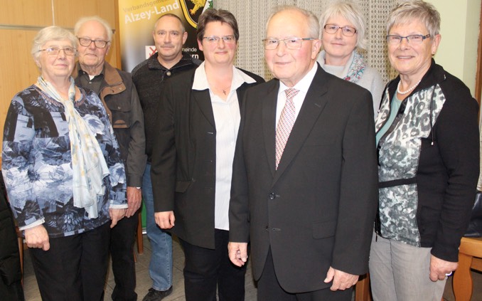 Die Esselborner Amtskolleginnen und -kollegen gratulierten Berthold Unger (dritter von rechts) für die Auszeichnungen und ließen ihn nach dem Gottesdienst beim Sektempfang in der alten Schule hochleben. (Fotos von Brigitte Specht, Ev. Dekanat Alzey)