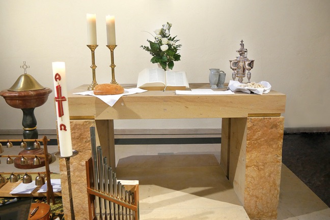 Für die Feier war der Altar mit den Abendmahlselementen Brot und Wein sowie Traubensaft vorbereitet und festlich dekoriert. Davor lagerten die Instrumente der Musikerin. Fotos: Silke Düppenbecker