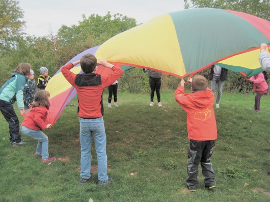 Das bunte Schwungtuch, die Aktionen und Bewegungen, die man damit machen kann, fanden bei den Kindern großen Anklang. Foto: Anja Krollmann Das bunte Schwungtuch, die Aktionen und Bewegungen, die man damit machen kann, fanden bei den Kindern großen Anklang. Foto: Anja Krollmann