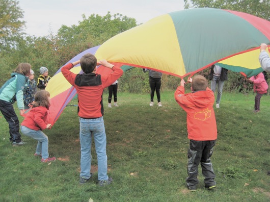   Das bunte Schwungtuch, die Aktionen und Bewegungen, die man damit machen kann, fanden bei den Kindern großen Anklang.  Foto: Anja Krollmann