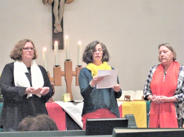 Iris Karl, Michaela Glöckner und Elke Zorner (von links nach rechts) hießen die Gottesdienstbesucher willkommen. Foto: Anja Krollmann Iris Karl, Michaela Glöckner und Elke Zorner (von links nach rechts) hießen die Gottesdienstbesucher willkommen. Foto: Anja Krollmann