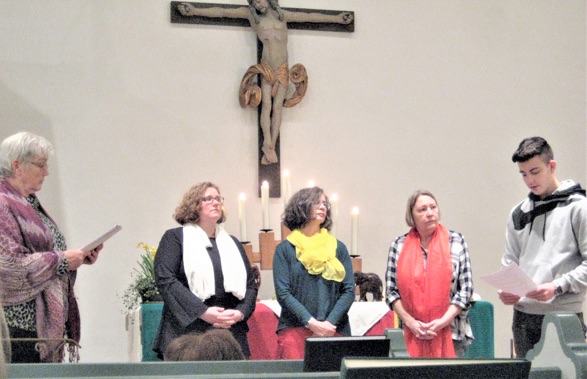 Im WGT-Gottesdienst sind Männer willkommen und auch aktiv dabei, so Maximilian (rechts), der Enkel von Annelie Wiehler (links).