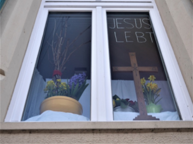 Das Gemeindehausfenster in Wahlheim predigte Ostern auf seine Art. Foto: Heike Bläßer Das Gemeindehausfenster in Wahlheim predigte Ostern auf seine Art. Foto: Heike Bläßer